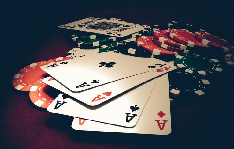 Cách chơi bài poker online - Tai Sao Chung Ta Nen Choi Danh Bai Poker