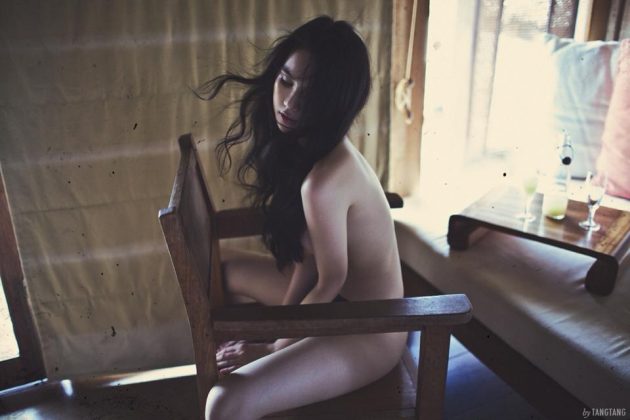 Bộ ảnh nude mới của Ngọc Trinh tại Nha Trang